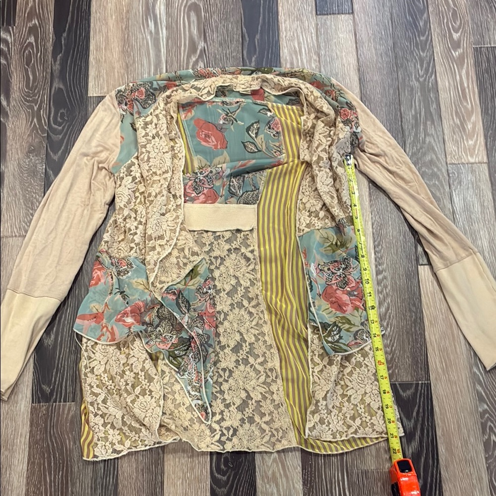 Gimmicks Floral Lace Waterfall Cardigan. Size Medium. - Picture 10 of 10